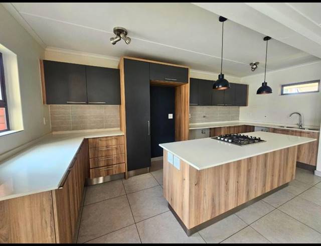 2 BEDROOM APARTMENT FOR SALE IN GLEN MARAIS